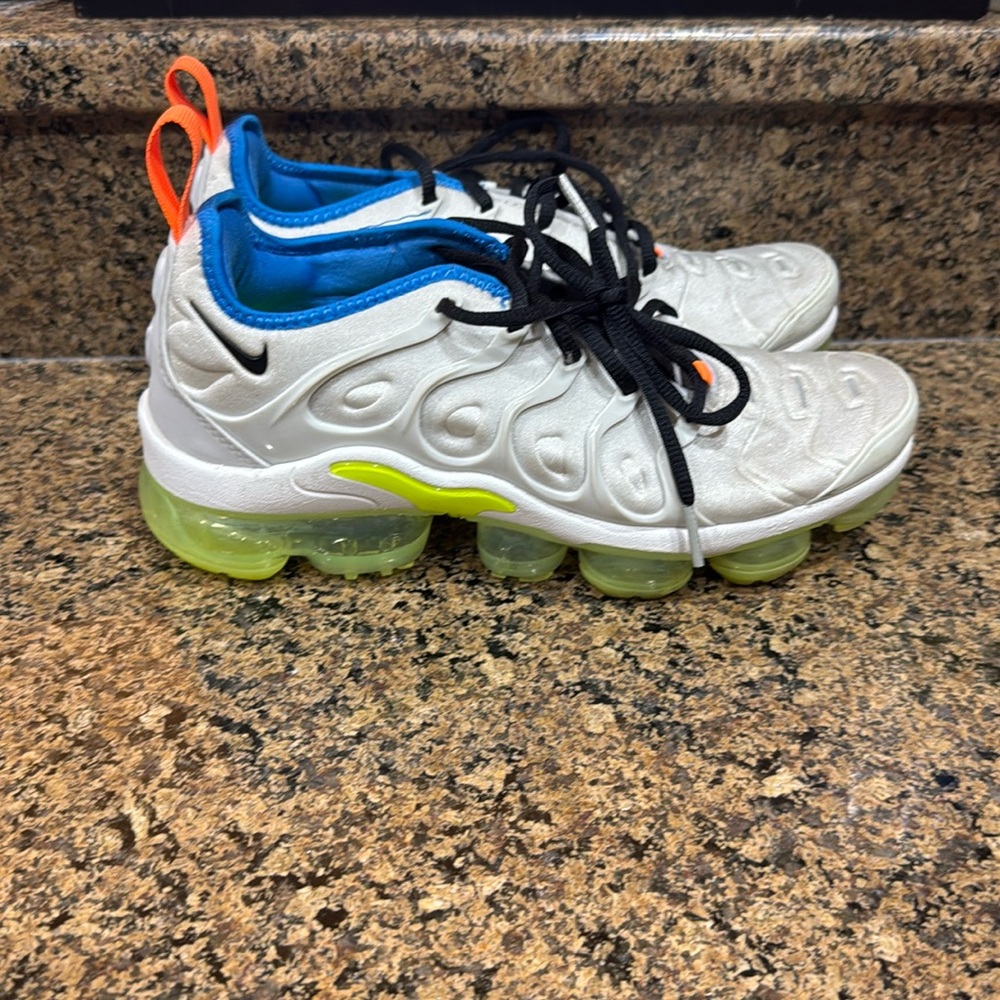 Nike Air Vapormax Plus Photon Dust White Volt Black DQ4695-001 boys size 7